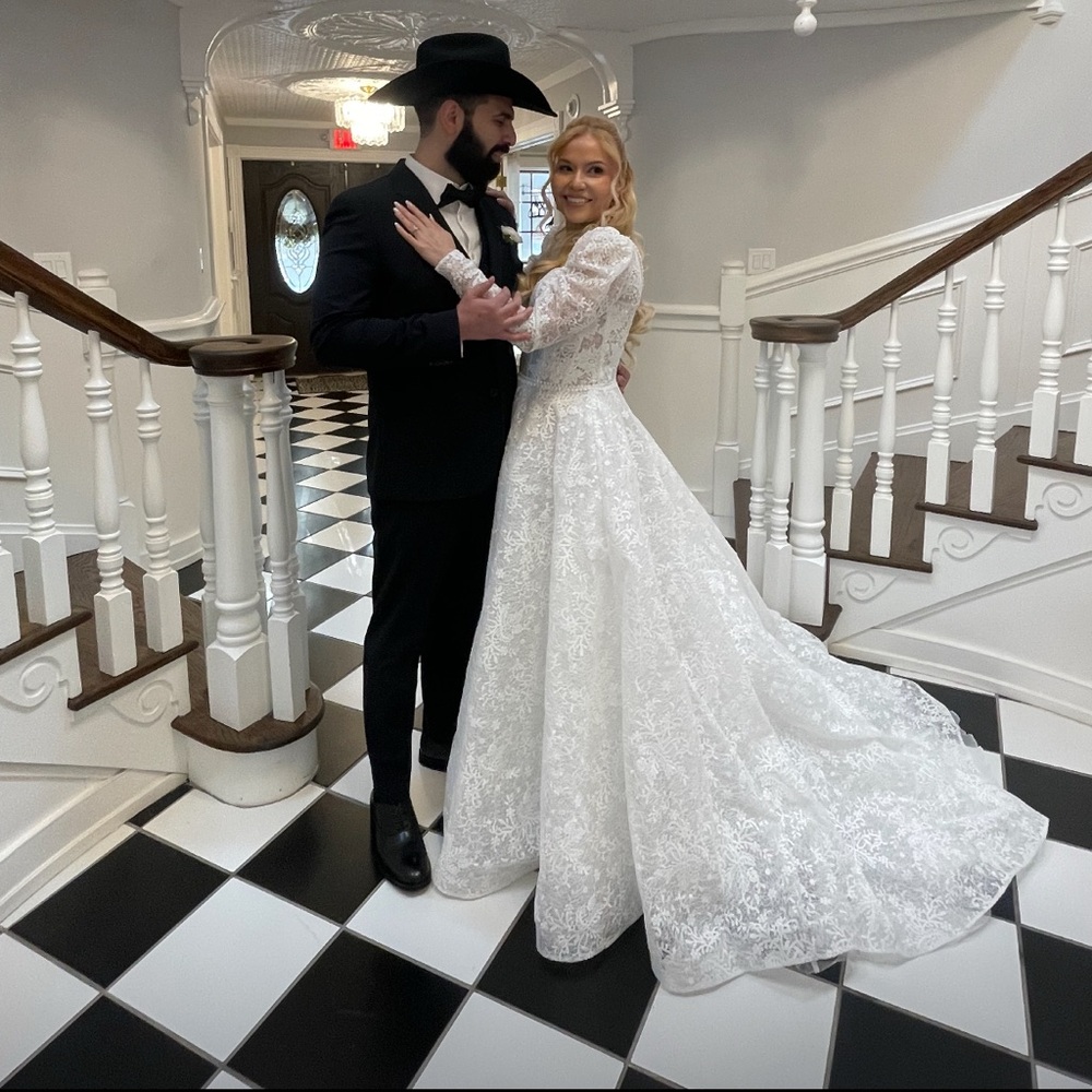 Elegant Ivory Lace Wedding Dress